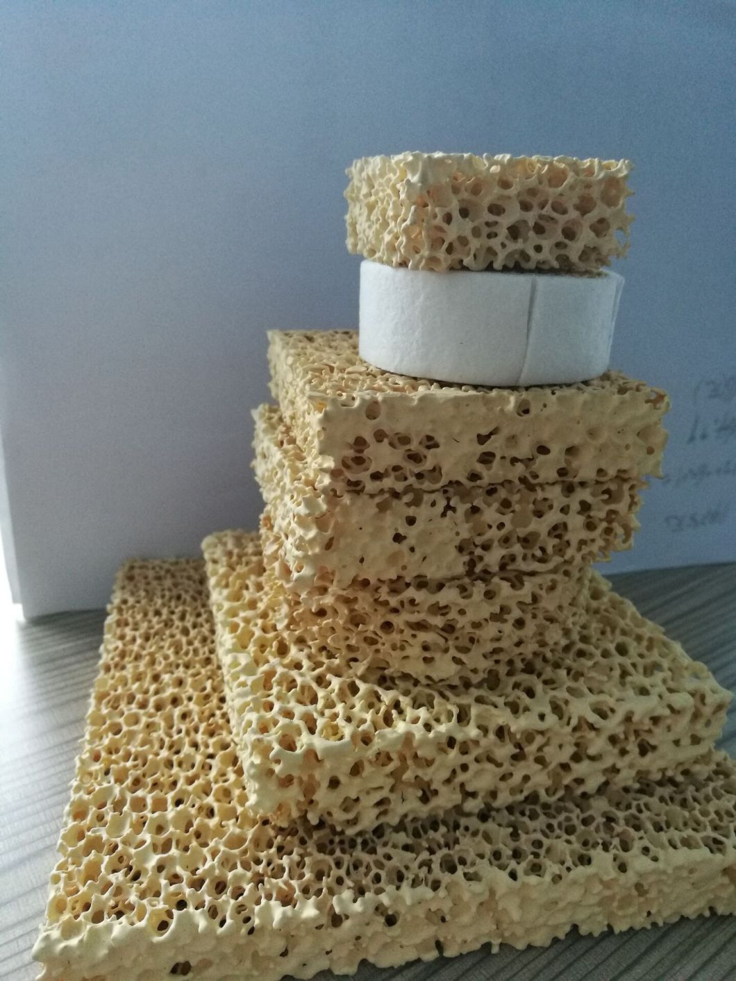 Zirconia Porous Sintered Ceramic Foam Filter for Iron Casting Filter 10-60 Ppi